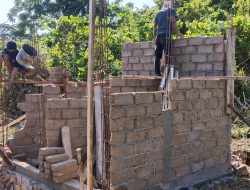 Pekerjaan Cor Tiang Besi MCK Masjid di Desa Polewali Terus Berlanjut