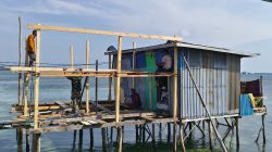 Pemasangan Tiang Rumah Tandai Kemajuan Renovasi RTLH Milik Ibu Samsia di Desa Umbele