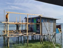 Pemasangan Tiang Rumah Tandai Kemajuan Renovasi RTLH Milik Ibu Samsia di Desa Umbele