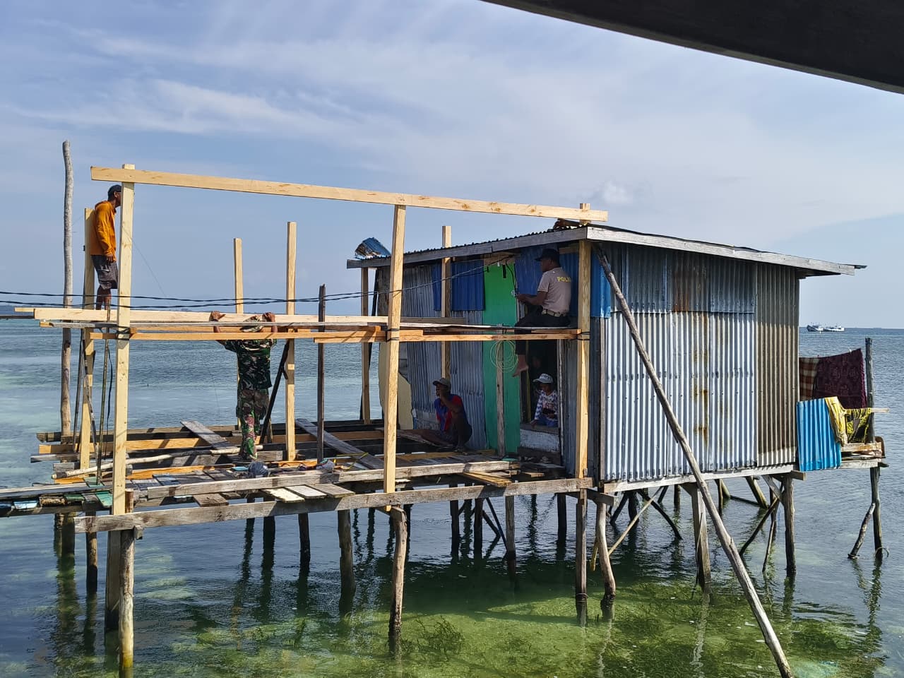 Pemasangan Tiang Rumah Tandai Kemajuan Renovasi RTLH Milik Ibu Samsia di Desa Umbele