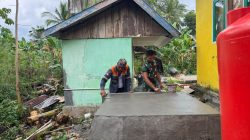 Satgas TMMD dan Warga Lanjutkan Pemasangan Dudukan Tandon Air Program Manunggal Air Bersih di SDN Desa Pulau Dua