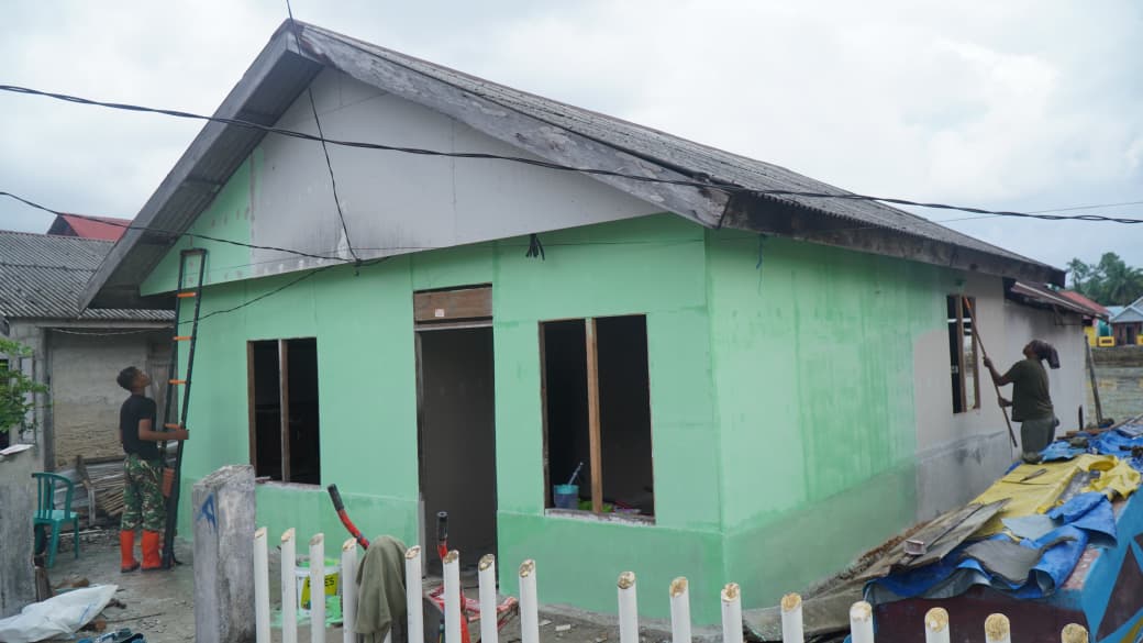 Renovasi RTLH Bapak Suhardin di Desa Umbele Lama Masuki Tahap Pemasangan Kalsiboard dan Pengecatan