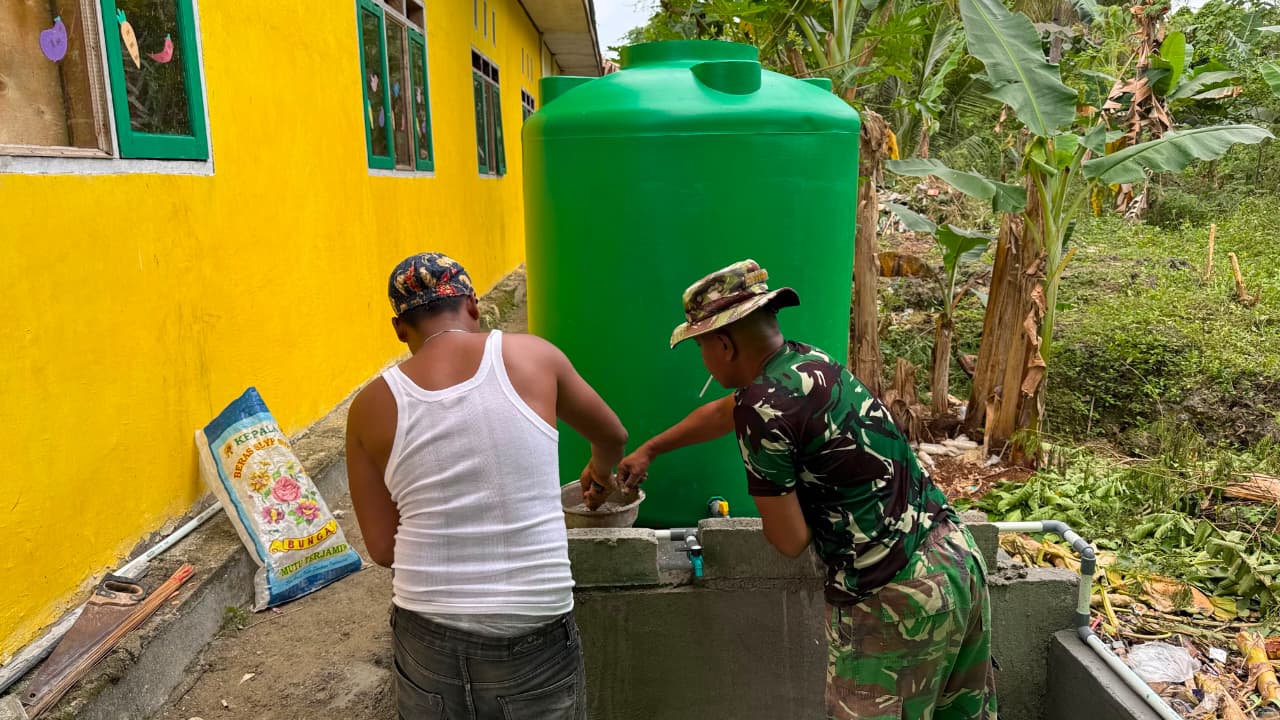 Program Manunggal Air Bersih di SDN Umbele Masuki Tahap Pengecatan Tandon Air