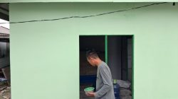 Satgas TMMD Ke-129 Lanjutkan Pengecatan Dinding Luar RTLH Milik Bapak Suhardin