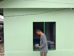 Satgas TMMD Ke-129 Lanjutkan Pengecatan Dinding Luar RTLH Milik Bapak Suhardin