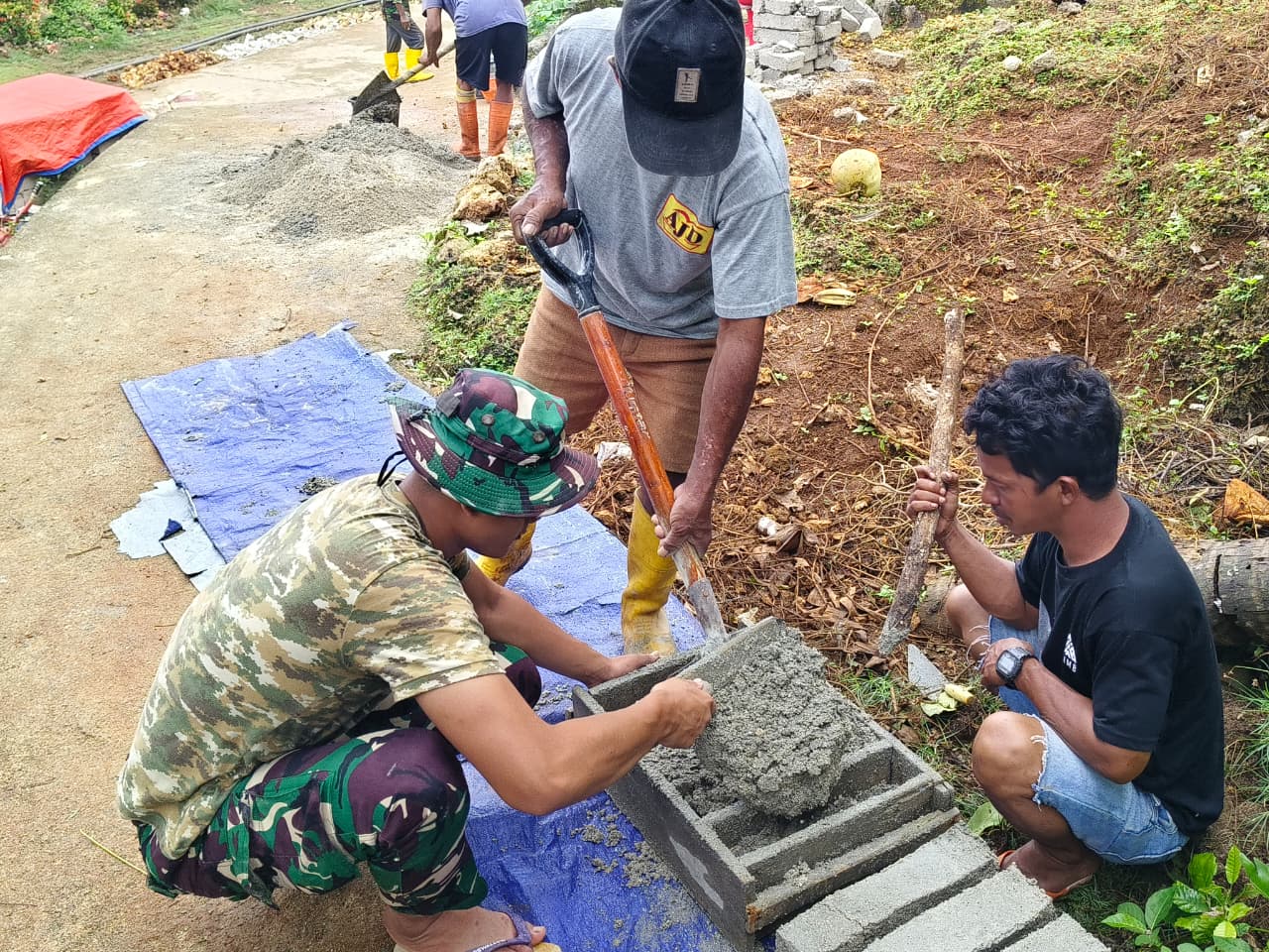 Pembuatan Batako Dikebut, Dukung Pembangunan MCK Masjid Desa Polewali
