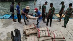 Semangat Gotong Royong, Warga dan Satgas TMMD Bahu-Membahu Turunkan Material Semen dari Kapal