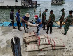 Semangat Gotong Royong, Warga dan Satgas TMMD Bahu-Membahu Turunkan Material Semen dari Kapal