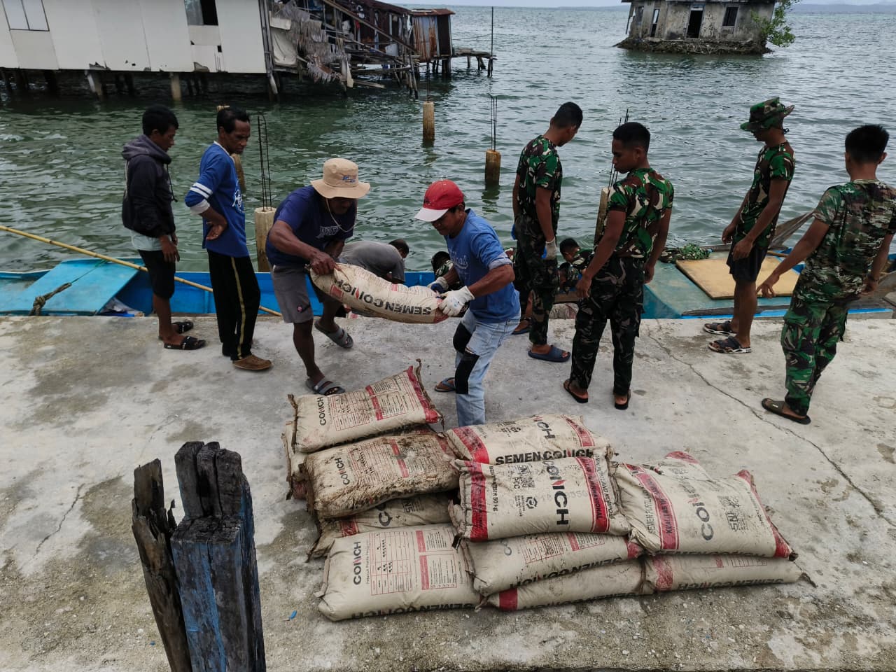 Semangat Gotong Royong, Warga dan Satgas TMMD Bahu-Membahu Turunkan Material Semen dari Kapal