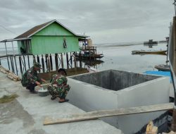 Satgas TMMD Ke-129 Laksanakan Pengaplusan Bak Penampungan Program Manunggal Air Bersih di Desa Umbele
