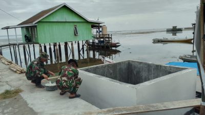 Satgas TMMD Ke-129 Laksanakan Pengaplusan Bak Penampungan Program Manunggal Air Bersih di Desa Umbele
