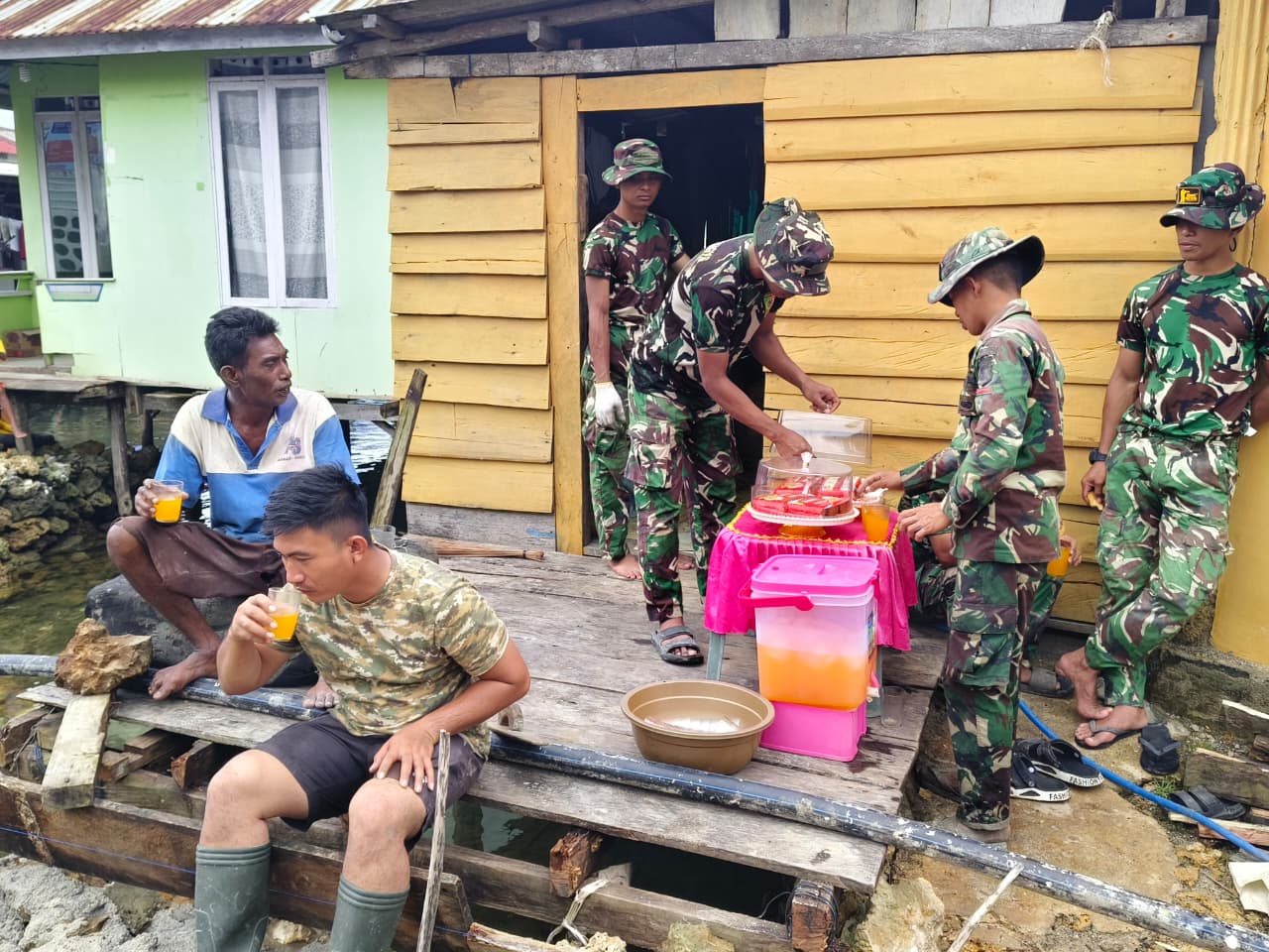 Warga Desa Polewali Siapkan Minuman dan Snack untuk Personel Satgas TMMD dan Masyarakat