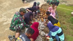 Hari Libur, Anak-anak SD Berinisiatif Bantu Satgas TMMD Meratakan Batu Rabat Beton