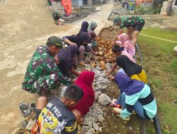Hari Libur, Anak-anak SD Berinisiatif Bantu Satgas TMMD Meratakan Batu Rabat Beton