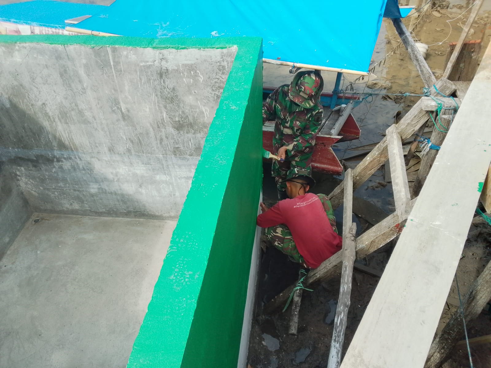 Pengecatan Bak Penampungan Air Manunggal Air di Desa Umbele Terus Dilanjutkan
