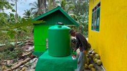 Satgas TMMD Ke-129 Lanjutkan Pengecatan Tandon Air di SDN Umbele Desa Pulau Dua