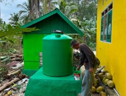 Satgas TMMD Ke-129 Lanjutkan Pengecatan Tandon Air di SDN Umbele Desa Pulau Dua