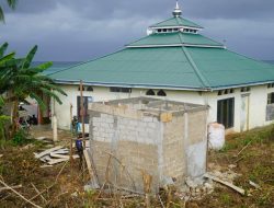 Pembangunan MCK Masjid Desa Polewali Masuki Tahap Pembongkaran Papan Mal Tiang Cor