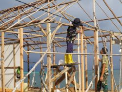 Pemasangan Rangka Atap dan Kalsiboard, Renovasi RTLH Milik Bapak Nardianto Terus Berprogres