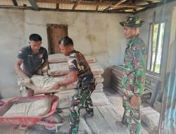 Satgas TMMD Ke-129 Bersama Warga Gotong Royong Turunkan Material Pembangunan di Desa Polewali