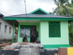 Satgas TMMD Bersama Warga Lanjutkan Tahap Finishing Renovasi RTLH Milik Bapak Hardi di Desa Pulau Dua