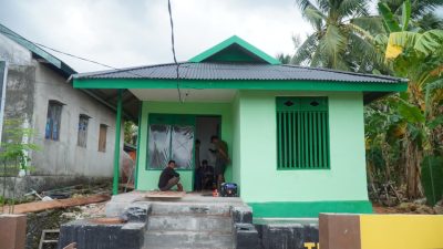 Satgas TMMD Bersama Warga Lanjutkan Tahap Finishing Renovasi RTLH Milik Bapak Hardi di Desa Pulau Dua