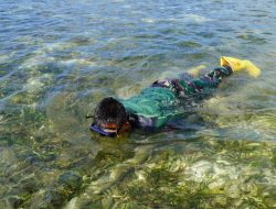 Satgas TMMD Ke-129 Turun Menyelam Periksa Kebocoran Pipa Air Bersih di Laut