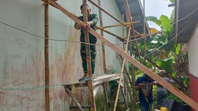 Satgas TMMD Ke-129 Bersama Warga Laksanakan Pemasangan Plafon SMP Negeri 2 Bungku Selatan