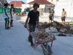 Satgas TMMD Bersama Masyarakat Gotong Royong Bangun Gapura TMMD di Kepulauan Umbele
