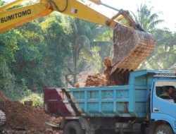 Perapian Jalan Terus Dilakukan, Satgas TMMD Ke-129 Rapikan Batu Besar di Sepanjang Jalur Pembukaan Jalan Kepulauan Umbele