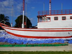 Pengecatan Miniatur Perahu Kayu di Desa Umbele Telah Selesai