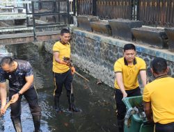 Sambut HUT Kemerdekaan RI ke 81, Polres Kebumen Bersihkan Asrama dan Jalan Sarbini