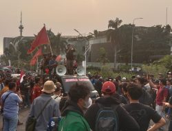 Situasi Terkini Demo DPR: Massa Jebol Barikade, Jalan Gatot Subroto Ditutup