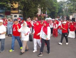 Sambut HUT ke-81 RI, Walikota sama Cing Ikah Bagi-bagi Bendera Merah Putih CFD