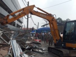 350 Lapak Pasar Cisalah Ilegal Dilibas 2 Excavator, Pedagang Angkat Barangnya