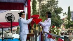 Wakil Wali Kota Depok Chandra Rahmansyah Pimpin Upacara Penurunan Bendera HUT RI ke-81 Suasana Penuh Khidmat