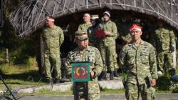 Semarak HUT ke-81 RI, Danrem 062/Tn Pimpin Kirab Bendera Merah Putih di Gunung Papandayan