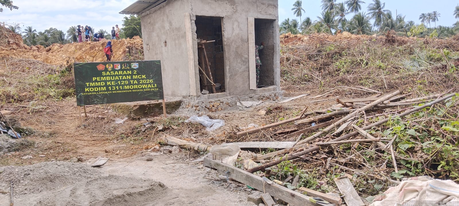 Pembangunan MCK Masjid Quba Desa Umbele Masuki Tahap Pengecatan dan Pemasangan Tegel Kamar Mandi
