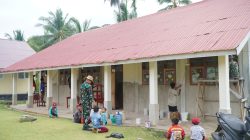 Satgas TMMD Bersama Warga, Guru, dan Siswa Laksanakan Pengecatan Ruang Kelas SMP Negeri Bungku Selatan