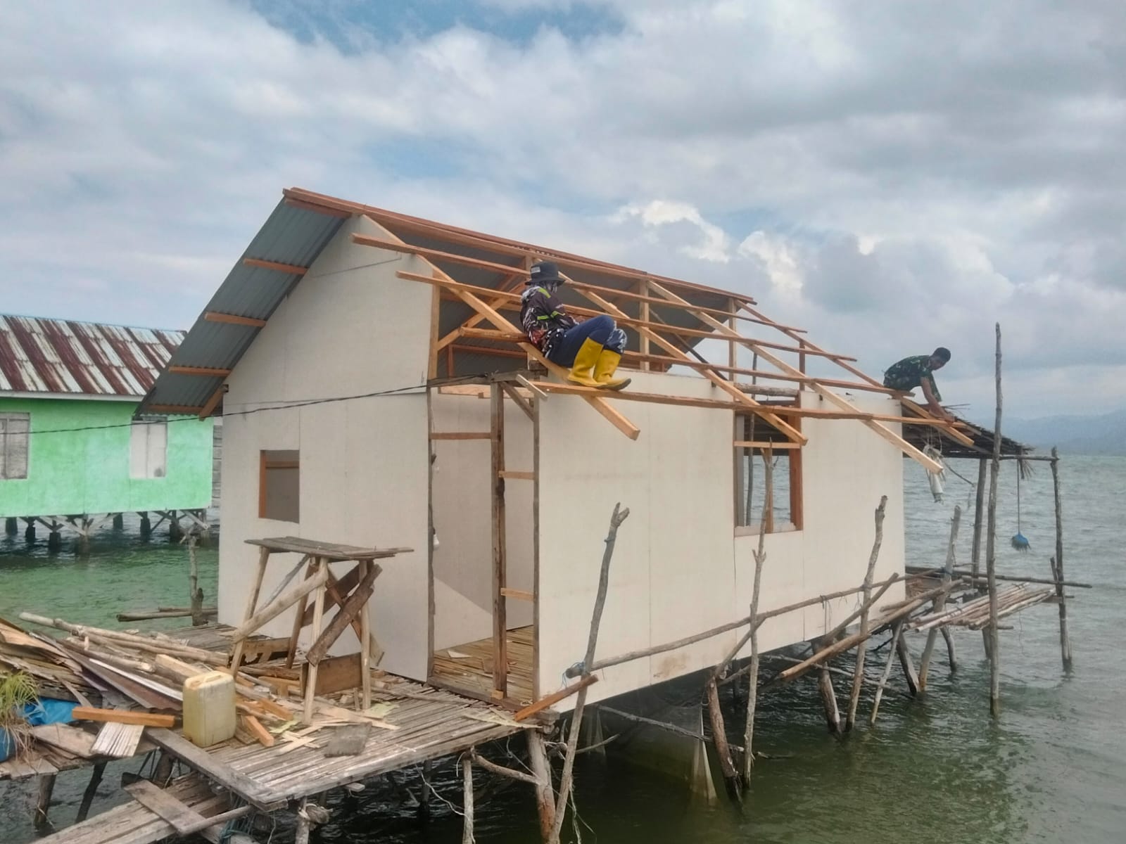 Renovasi RTLH Bapak Nardianto Capai Tahap Pemasangan Atap dan Dinding Kalsiboard, Pemilik Rumah Sampaikan Terima Kasih