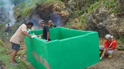 Satgas TMMD Ke-129 Kodim 1311/Morowali Bersama Warga Laksanakan Pengecatan Tempat Sampah di Kepulauan Umbele