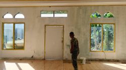 Pengecatan Masjid di Desa Polewali Terus Dikerjakan Satgas TMMD Ke-129