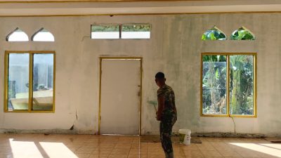 Pengecatan Masjid di Desa Polewali Terus Dikerjakan Satgas TMMD Ke-129
