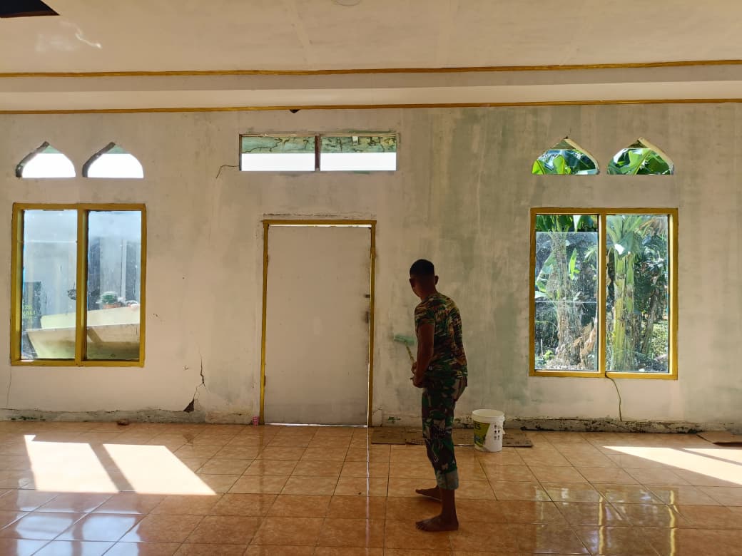 Pengecatan Masjid di Desa Polewali Terus Dikerjakan Satgas TMMD Ke-129