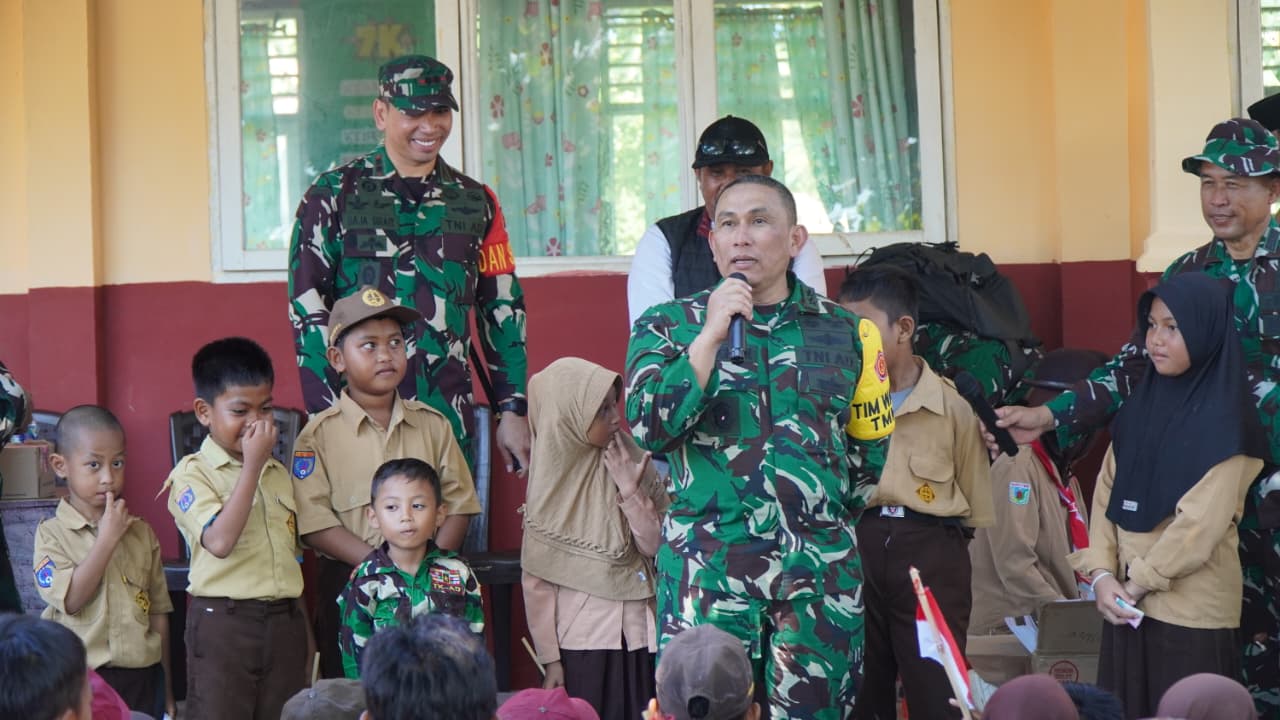Wairjenad Tinjau Rehab Ruang OSIS dan Tatap Muka Bersama Pelajar di Kepulauan Umbele