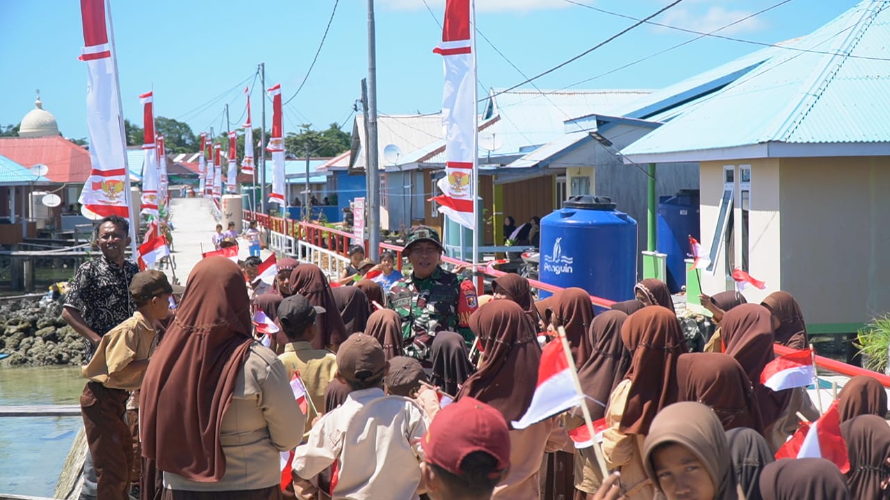 Siswa-Siswi Antusias Sambut Kunjungan Tim Wasev TMMD Ke-129 di Kepulauan Umbele