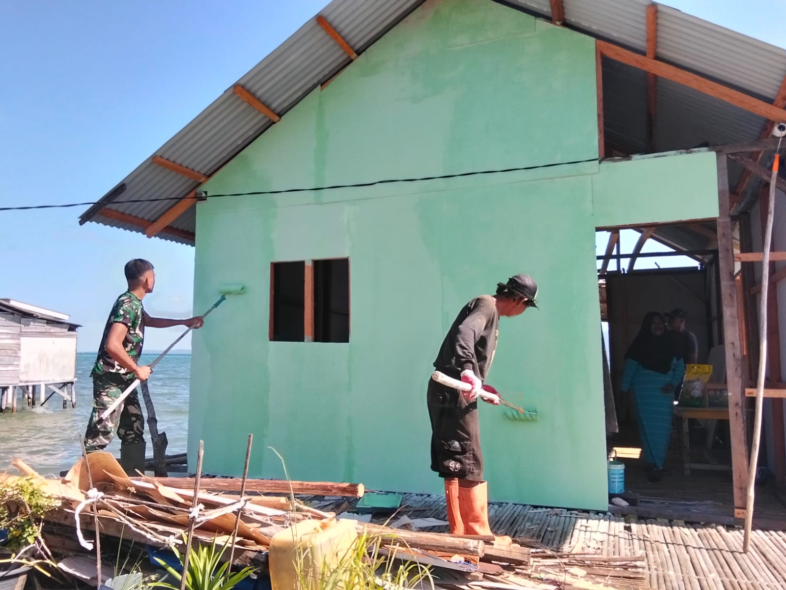 Renovasi RTLH Milik Bapak Nardianto di Desa Polewali Masuki Tahap Pengecatan dan Pemasangan Kalsiboard