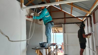 Pengecatan Dinding Rampung, Renovasi RTLH Milik Bapak Nardianto Masuki Tahap Penyelesaian