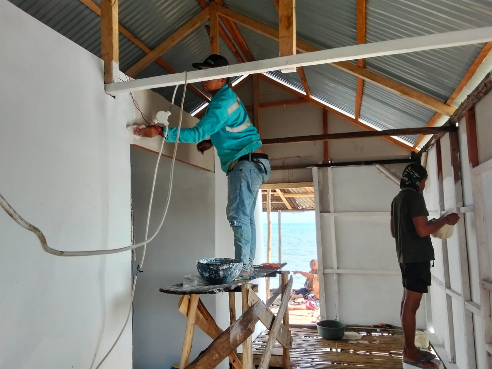 Pengecatan Dinding Rampung, Renovasi RTLH Milik Bapak Nardianto Masuki Tahap Penyelesaian