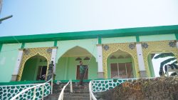 Pengecatan Masjid Desa Polewali Terus Dikebut Satgas TMMD Ke-129 Kodim 1311/Morowali